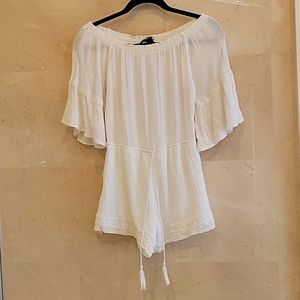 WOMEN'S FOREVER 21 OFF THE SHOULDER WHITE ROMPER JUMPSUIT SIZE SMALL